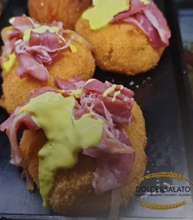 Arancini con crudo e crema di pistacchio