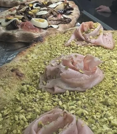 Pizza in pala con mortadella e pistacchio