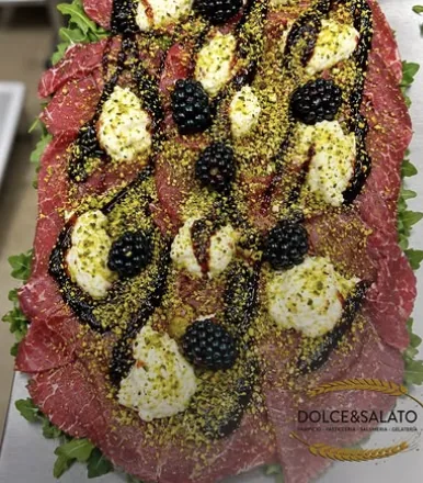Pinsa con carpaccio e more