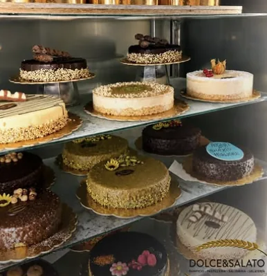 Torte nella vetrina refrigerata a Mascalucia